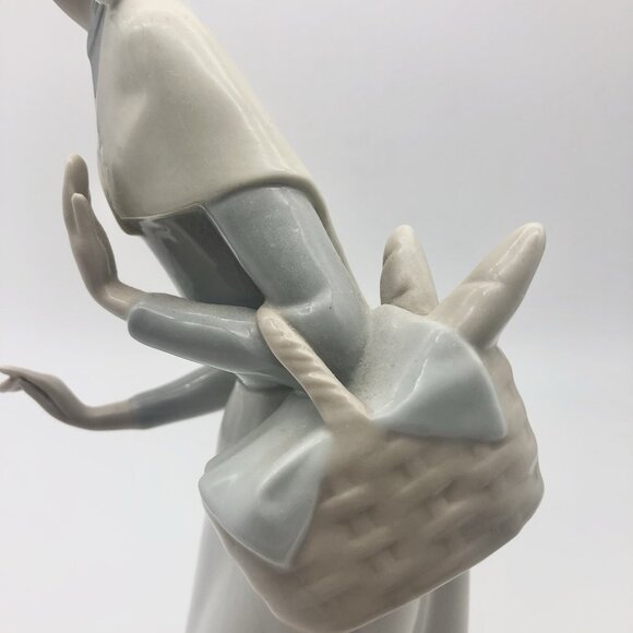 Lladro Figurine 10.5" TALL SHEPHERDESS WITH PUPPY DOG & BREAD BASKET #1034 Mint - Picture 6 of 13